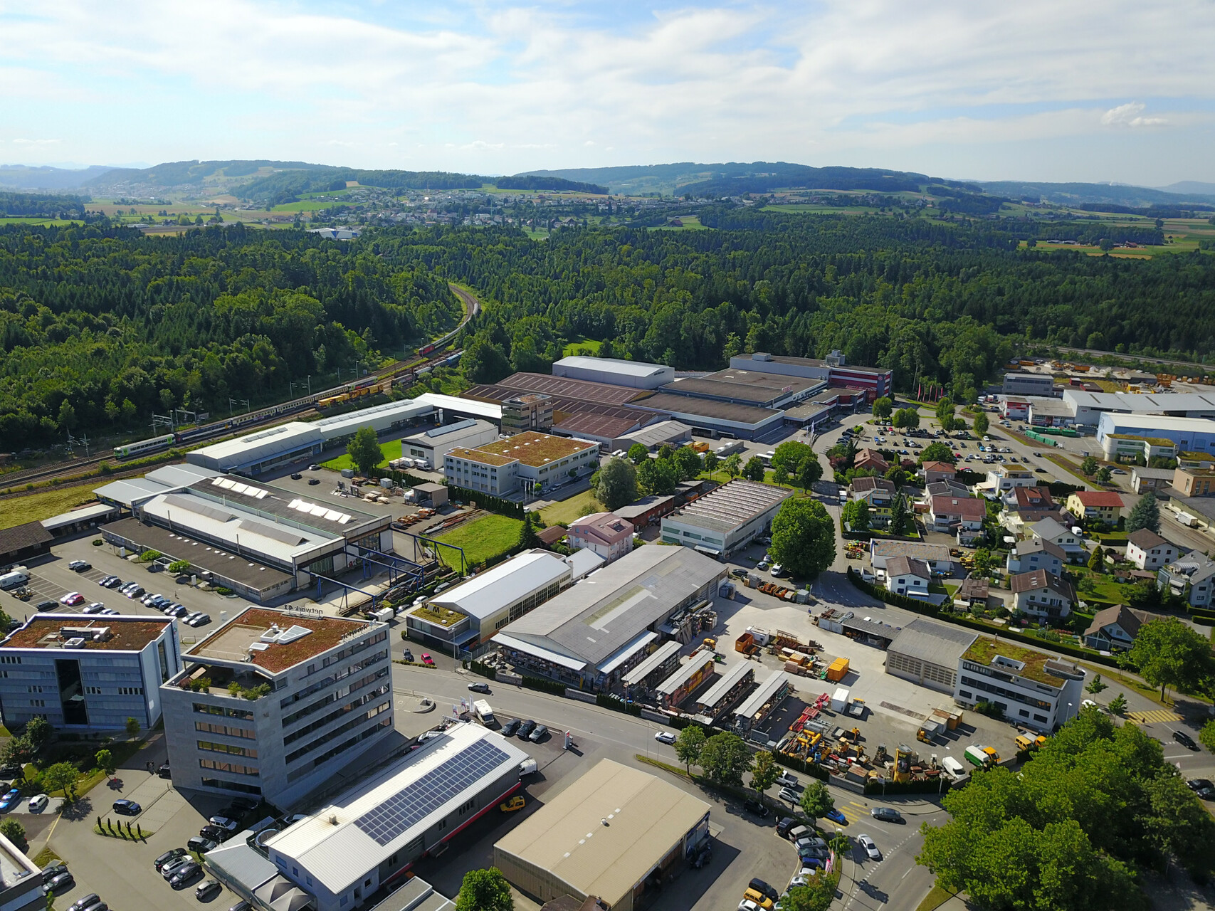 Luftaufnahme eines gemischt genutzten Gebiets als Bild für bestehende Energiegemeinschaften.